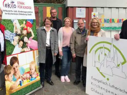 Beim Fototermin in dieser Woche: (v.l) Ekito-Gesch&auml;ftsf&uuml;hrer G&uuml;nter Zingel, Kerstin Ebel, Co-Vorsitzende der Kirchengemeinde Oldenburg, Kreispfarrer Torsten Maes, Carina Schulz, stellvertretende Vorsitzende der gemeinsamen Mitarbeitervertretung (GMAV), Andrew Arping, Vorsitzender der GMAV, Anja Kramer, stellvertretende Vorsitzende der Kirchengemeinde und Michael Trippner, Kindergartenausschuss-Vorsitzender.