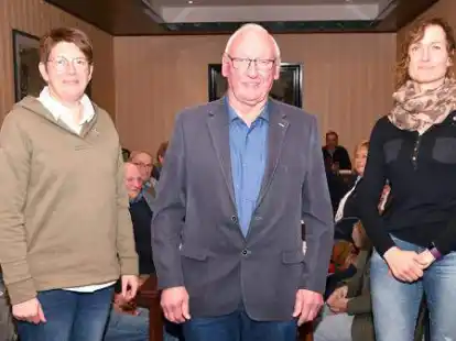 Bei der &Uuml;bergabe der Ehrennadeln: (von links) Andrea Naber, Volker Meinjohanns und Yvonne Abeln