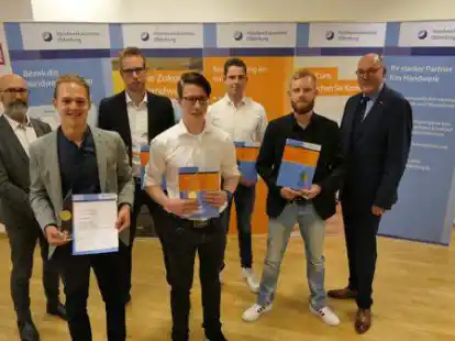 Die Kammersieger aus dem Landkreis Cloppenburg: Handwerkskammer-Hauptgesch&auml;ftsf&uuml;hrer Heiko Henke (von links), Daniel Schnetkamp, Lennart H&ouml;mmen,  Kai-Niklas Engbers, Tom Veit J&auml;geler, Steffen Lamping und  Kammerpr&auml;sident Eckhard Stein