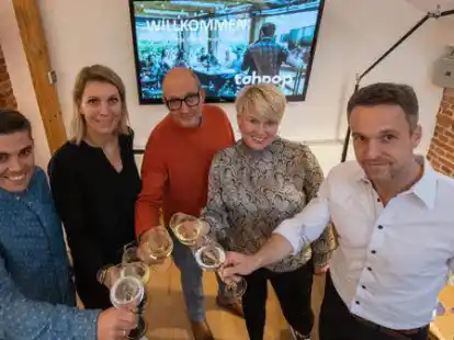 Die Initiatoren des neuen Netzwerks &bdquo;tohoop&ldquo;, das zur netzwerk-&uuml;bergreifenden Plattform-Party im M&auml;rz im &bdquo;Core&ldquo; einl&auml;dt unterm Dach der Villa Sieben Eichen (von links): Mike Wilkes, Linda Heitmann, Jens Kehrer, Maike Kornemann-Kuhnt und Michael Hoffmann.