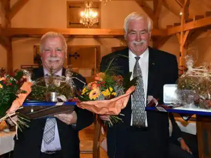 Alle H&auml;nde voll: Harmut Giese (30 Jahre) und Rolf Jessen (40 Jahre) sind bzw. waren lange Zeit im Rat. Neben Ehrengabe und Urkunde von der Gemeinde gab es auch Gold vom St&auml;dte- und Gemeindebund sowie weitere Urkunde.