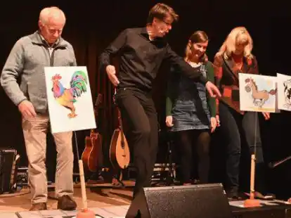 Der &bdquo;Vergn&ouml;gte Abend&ldquo; trug seinen Namen zu Recht: Das Publikum hatte viel Spa&szlig; mit Dr. Henning Kothe, der sich Unterst&uuml;tzung von G&uuml;nter Westermann (links) und Christel Zie&szlig;ler (rechts) holte.