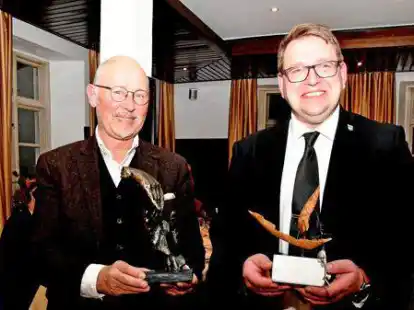 Holger Lebedinzew und Thomas Gutteck (v.l.): Beide B&uuml;rgermeister halten die Gastgeschenke in den H&auml;nden.