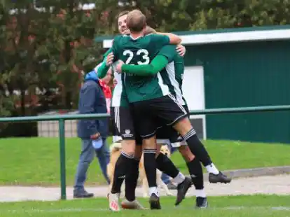 Drin: Die Pewsumer jubeln &uuml;ber einen Treffer.