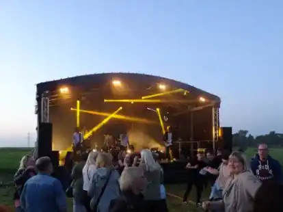 Endlich wieder tanzen: Ausgelassene Stimmung vor der Musiksommer-B&uuml;hne.