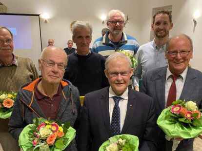 Verabschiedet wurden Wolfgang H&uuml;benthal, Alfred Sch&auml;fftlein, und Gunther Hellwig (vorne von links) sowie  Peter Schnepper, Christoph Mohr, Thomas Koch und Theis M&uuml;ller (hinten von links).
