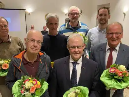 Verabschiedet wurden Wolfgang H&uuml;benthal, Alfred Sch&auml;fftlein, und Gunther Hellwig (vorne von links) sowie  Peter Schnepper, Christoph Mohr, Thomas Koch und Theis M&uuml;ller (hinten von links).