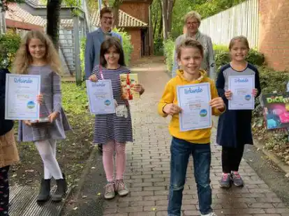 Die Sieger und Siegerinnen aus den dritten Klassen: Lena Stielow (von links), Emma Schaarschmidt, Pia K&uuml;tz, Elias Meyer (erster Platz), Vanessa Br&uuml;ning und Claas Albers. Die Ehrung &uuml;bernahmen Meike Ahlers (hinten links) und B&uuml;rgermeisterin Alice Gerken.