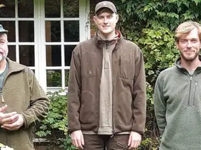 Im Forstamt t&auml;tig: (von links) Eberhardt Guba, Revierleiter in Hapstedt, Konstantin Brandt, Praktikant, Pelle Huke, Forst-Anw&auml;rter