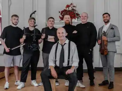 Haben das Projekt umgesetzt (von links): Michael Kelm, Alex Gottfried, Kevin Brodner, Ivo Berkenbusch, Anton B&uuml;sing, Andreas Reichert und Deniz Berkenbusch.