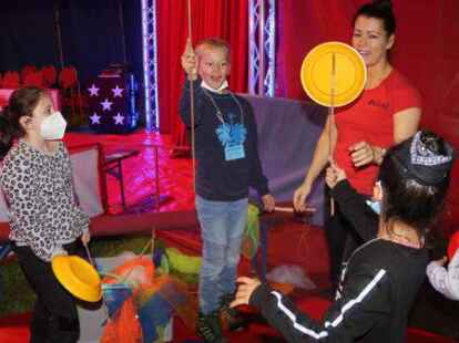 Charlene Frank vom Circus Fellini &uuml;bt mit den Kindern das Jonglieren.