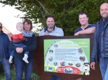 Bei diesen Landwirtinnen und Landwirten befinden sich die Haltepunkte mit den f&uuml;nf Kuh-Silhouetten (von links): Arnold Janssen, Heike K&ouml;hne mit Enkelsohn Leo, Dennis Damken, Nils von Deetzen und Niklas Bruns.