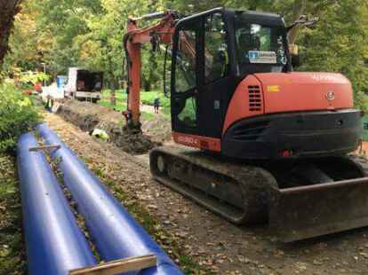 Dicke blaue Wasserrohre und andere Leitungen werden jetzt auf dem Wall verlegt. Von den Stadtwerken beauftragt ist die Firma Janssen Rohrleitungsbau aus Georgsheil.