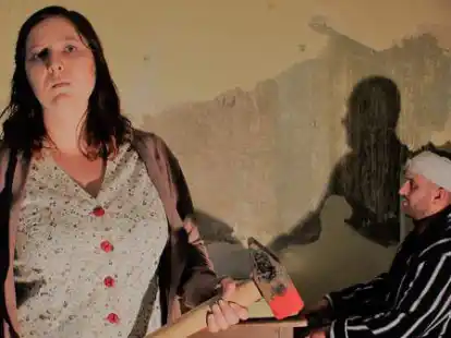 Mit Annie Wilkens (Melissa Hattermann) ist nicht gut Kirschenessen. Der Schriftsteller Paul Schellhorn (Adrian B&uuml;sing) ist ihr hilflos ausgeliefert.