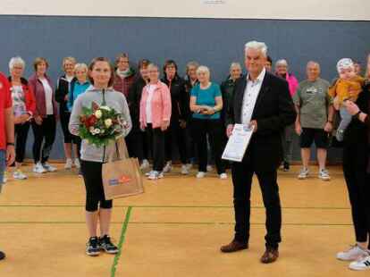 Freuen sich &uuml;ber die Aktion: Bernd Oltmann (Turn- und Sportwart), Dorothea Schindler (&Uuml;bungsleiterin), Horst Bokelmann (Vorstand Kreissportbund) und Katrin Decker (Vorsitzende TSV Gro&szlig;enkneten)