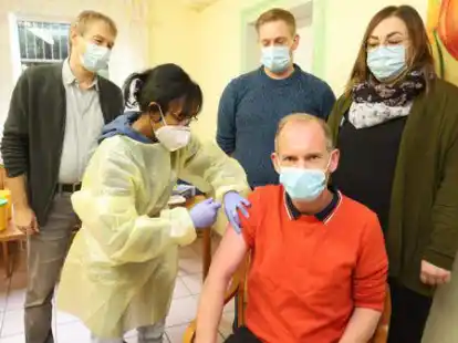 Start f&uuml;r die mobilen Impfteams im Ammerland: Im Beisein von Gesundheitsamtsleiter Elmar Vogelsang, Robert Schmedemann und Annemarie Hochartz (Stellvertreter und Pflegedienstleiterin, Residenz im Gr&uuml;nen) verabreichte Aina Fiedrich Einrichtungsleiter Florian Schnieder die Auffrischungsimpfung.