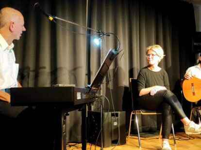 Rafael Jung am Keyboard (von links), Gesangslehrerin Simone Frerichs und Gitarrist Frederic Drobnjak konnten mit deutschen Popsongs das Publikum im Kulturhaus M&uuml;ller begeistern.