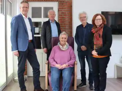 Freuen sich &uuml;ber die gespendeten Ruhesessel: (von links) J&ouml;rg Niemann, Gerd Behrens (beide von der LzO), Gisela Albers (Leitung Hospiz), Michael Kalisch und Anke Fink-Heinemann (beide vom F&ouml;rderverein).