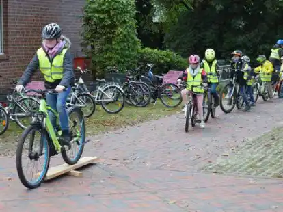Mit Schwung &uuml;ber die Wippe: Bei einem Parcours haben die Sch&uuml;ler der Grundschule Petersdorf das Fahrradfahren ge&uuml;bt.