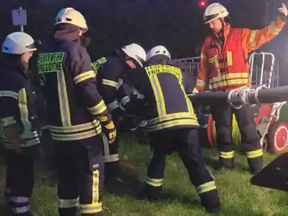 Bei den Friesoyther Feuerwehrleuten sa&szlig; jeder Handgriff.