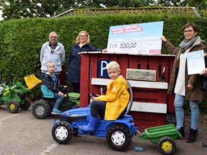Freuen sich &uuml;ber die neue Waschanlage f&uuml;r Trettrecker in der Kita in Scharrel (von links): Nicolai, Heinz-Hermann Timmer, Elias, Brigitte Oltmann, Lunes, Anni Eikens und Heiko Henke.