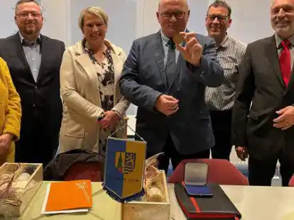 Pr&auml;sente, Urkunden Medaillen: Michael Ramke ist seit 40 Jahren Ratsmitglied in Sande und auch in der kommenden Ratsperiode noch an Bord, er wurde mit der Ehrenmedaille des St&auml;dte- und Gemeindebundes geehrt. Ehrungen gab es auch f&uuml;r die Ratsmitglieder Kirstin P&ouml;ppelmeier, Christian Fiedler, Annika Ramke, Frank David und Achim Rutz.