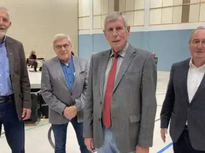 Am Donnerstagabend sind Urgesteine der Zeteler Kommunalpolitik f&uuml;r ihr gro&szlig;es und jahrzehntelanges Engagement ausgezeichnet worden (von links): Hans Bitter, Heinrich Meyer, Bernd Pauluschke und Hans-Werner Kammer.