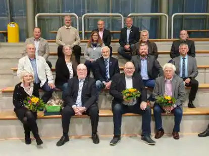 Von der Stadt Wildeshausen bzw. dem Nieders&auml;chsischen St&auml;dte- und Gemeindebund ausgezeichnet: langj&auml;hrige Ratsmitglieder aus Wildeshausen. Die Ehrungen nahmen Marco Roreger vom NSGB (links) und B&uuml;rgermeister Jens Kuraschinski (rechts) vor.