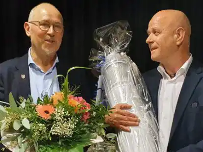 Personalratsvorsitzender Roland Arndt (r.) dankte B&uuml;rgermeister Holger Lebedinzew (l.) im Namen der Mitarbeiter.