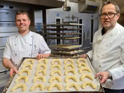 Gunnar Meier (rechts) schlie&szlig;t seine B&auml;ckerei in Schwei, um in den Ruhestand zu gehen. Die Filialen in Nordenham, Rodenkirchen und Schweiburg &uuml;bergibt er an Torben zur Horst.