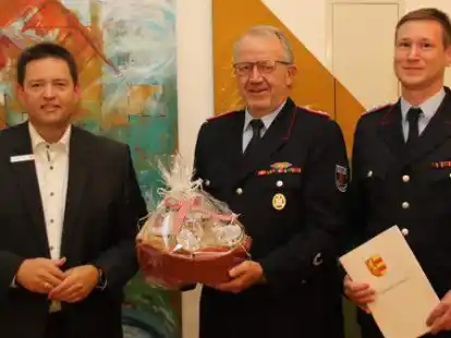Axel Linneweber verabschiedete Gerhard Hennicke aus dem Amt und ernannte Markus Felske zum neuen Ortsbrandmeister (von links).