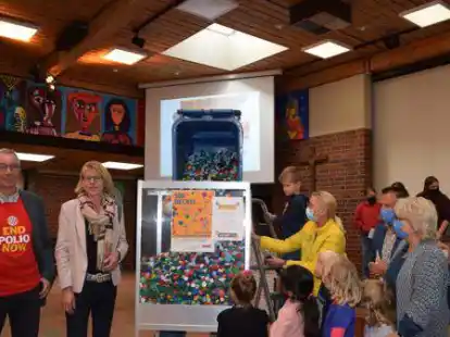 Reichlich Kunststoffdeckel f&uuml;r Impfungen gegen Polio haben Kinder und Jugendliche an der Oberschule B&ouml;sel zusammengetragen. Sehr zur Freude von Dr. Norbert Naber und Elisabeth Weber (links) vom Rotary Club Cloppenburg-Quakenbr&uuml;ck sowie B&uuml;rgermeister Hermann Block (2. von rechts).