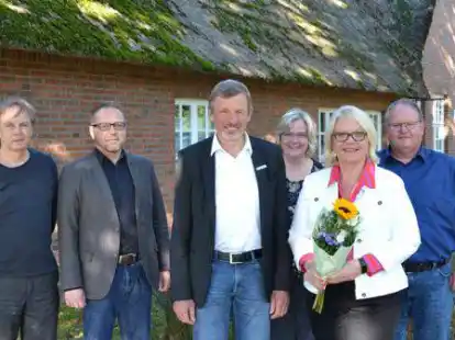 Bekannt auf B&uuml;hnen und im Standesamt: Sabine Kr&uuml;ger (2.v.r.) feierte in kleinem Rahmen mit den Kollegen Wolfgang Piepenburg, Timo Tapken, B&uuml;rgermeister Dr. Arno Schilling, Katrin Eden und dem Personalratsvorsitzemden Albert Plank (von links) ihr Dienstjubil&auml;um.