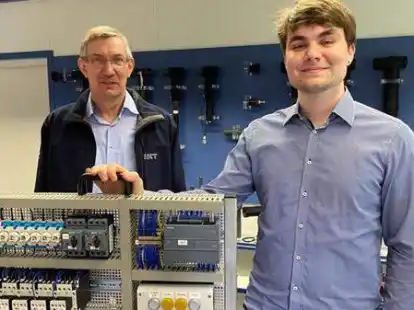 Roy Meyer hat seine Ausbildung zum Elektroniker in Betriebstechnik in Windeseile absolviert. Solch ein Tempo war auch f&uuml;r NKT-Ausbildungsleiter Helmut Schmidt eine Besonderheit.