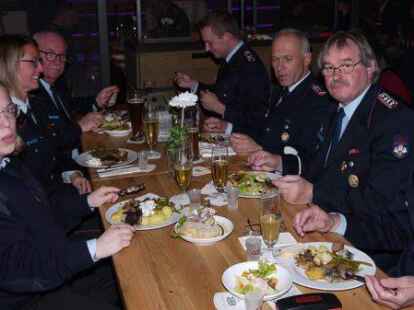 Heringsessen der Freiwilligen Feuerwehr im Sch&uuml;tzenhof Jever: Den Mitgliedern der Freiwilligen Feuerwehr Cleverns schmeckt es.