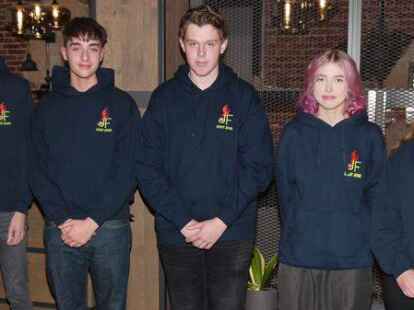 Wurden in die Einsatzabteilung &uuml;bernommen: (von links) Johs Aden, Karim Abaied, Jonas Vo&szlig;, Laura Richter und Tomke Burmann.