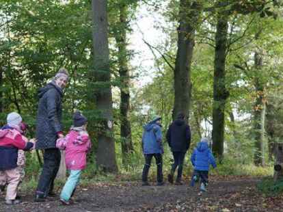 Erzieherin Cynthia Heidkamp begleitet eine Gruppe der Kindertagesst&auml;tte Sonnenblume aus Cloppenburg bei einem Ausflug in den Wald.