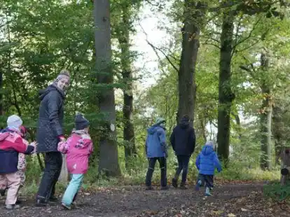 Erzieherin Cynthia Heidkamp begleitet eine Gruppe der Kindertagesst&auml;tte Sonnenblume aus Cloppenburg bei einem Ausflug in den Wald.