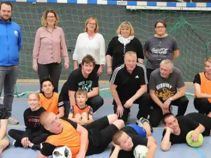 Fußballspielen in der Gruppe – das bietet der Familienentlastende Dienst der Caritas Altenoythe in Zusammenarbeit mit dem STV Barßel an. Den Kindern macht es viel Spaß.
