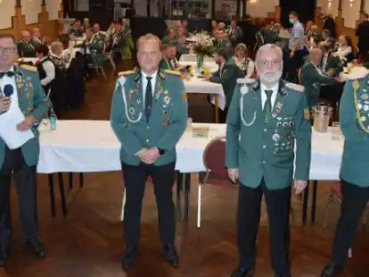 Zum 31. Oktober wird B&uuml;rgermeister Dr. Wolfgang Wiese (links) nicht nur das Rathaus verlassen, sondern auch sein Amt als Pr&auml;sident des B&uuml;rgersch&uuml;tzenvereins abgeben. Dieser wird weiterhin von Hauptmann Marc-Andr&eacute; Donner, Schriftf&uuml;hrer Herbert Eckmeyer und Schatzmeister Robert Brandsen (von links) gef&uuml;hrt. Den Vorstand komplettierten Adjutant J&ouml;rg Wichmann, Schie&szlig;meister Ludger Ostermann und Jugendleiter Sebastian Meyer (alle nicht im Bild).