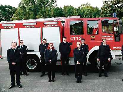 Neun von f&uuml;nfzehn vereidigten Feuerwehrleuten. Vereidigt wurden Tobias Boomgaarden, Leon B&uuml;scher, Julia Jollay, Jan de Buhr, Eugen Klukowsky, Hartwig Pleis, Philipp D&ouml;hler, Wiebke van Hoorn, Andreas Kotecz, Annika Kotecz, Arne Schmidchen, Marten Endjer, Mattis Janssen, Christian N&ouml;rder, Alina Lukazcewicz.