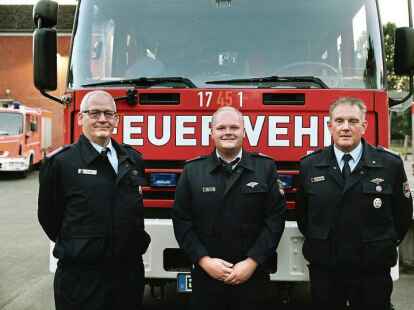 Carsten Iburg (links) wurde zum Oberbrandmeister bef&ouml;rdert, Jannes Dirks (Mitte) zum Brandmeister und Albert Groenhagen zum Ersten Hauptbrandmeister.