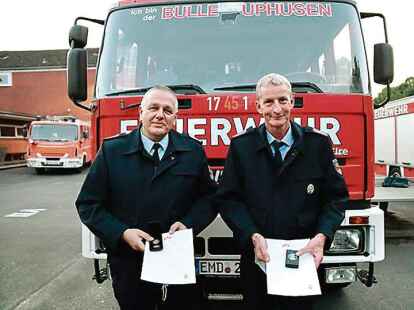 Ingo Tuitje und Arno N&ouml;rder erhielten die Ehrennadel des Landesfeuerwehrverbandes Niedersachsen in Bronze.
