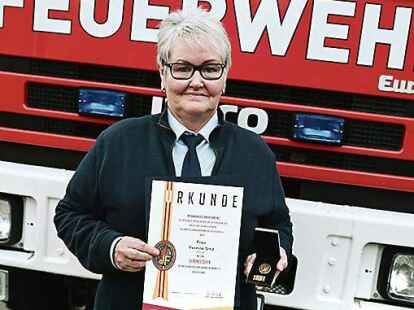 Yvonne Smit erhielt die Ehrennadel der Nieders&auml;chsischen Jugendfeuerwehren.