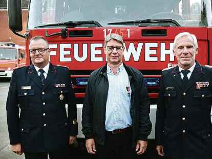 Der ehemalige Stadtbaurat Andreas Docter (Mitte) bekam die Ehrennadel der Ostfriesischen Feuerwehren aus den H&auml;nden von Erwin Reiners (links), Regierungsbrandmeister, und Ernst Hemmen, Pr&auml;sident des Feuerwehrverbandes Ostfriesland.