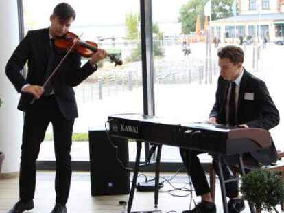 Die jungen Musiker Taras Zdaniuk (Violine) und Yuriy Kozar (Klavier) spielten beim Festakt am Sonnabend. Konzerte sind seit Jahrzehnten ein fester Bestandteil auch im Programm der Nordenhamer Goethe-Gesellschaft.