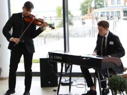 Die jungen Musiker Taras Zdaniuk (Violine) und Yuriy Kozar (Klavier) spielten beim Festakt am Sonnabend. Konzerte sind seit Jahrzehnten ein fester Bestandteil auch im Programm der Nordenhamer Goethe-Gesellschaft.