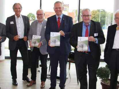 Beim Festakt zum 75-j&auml;hrigen Bestehen der Nordenhamer Goethe-Gesellschaft (von links): Dr. Burkhard Leimbach (Ehrenvorsitzender), Stefan T&ouml;njes (Stellvertretender Vorsitzender), Uwe Th&ouml;le (stellvertretender Landrat), Bj&ouml;rn Th&uuml;mler (Minister), Carsten Seyfarth (B&uuml;rgermeister), Dieter von Bestenbostel (Ehrenmitglied)