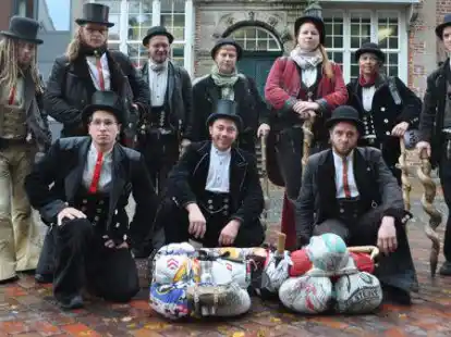 Zimmerer Steffen Schrell (vorn Mitte) hat sich diese Woche auf die Walz begeben. In Jever wurde der Neuling von Wandergesellen aus ganz Deutschland in Empfang genommen und wird mit ihnen &uuml;ber seine Bannmeile geleitet. Sven Drews (hinten, 2. von links) k&uuml;mmert sich in der Anfangszeit um den Neuen.