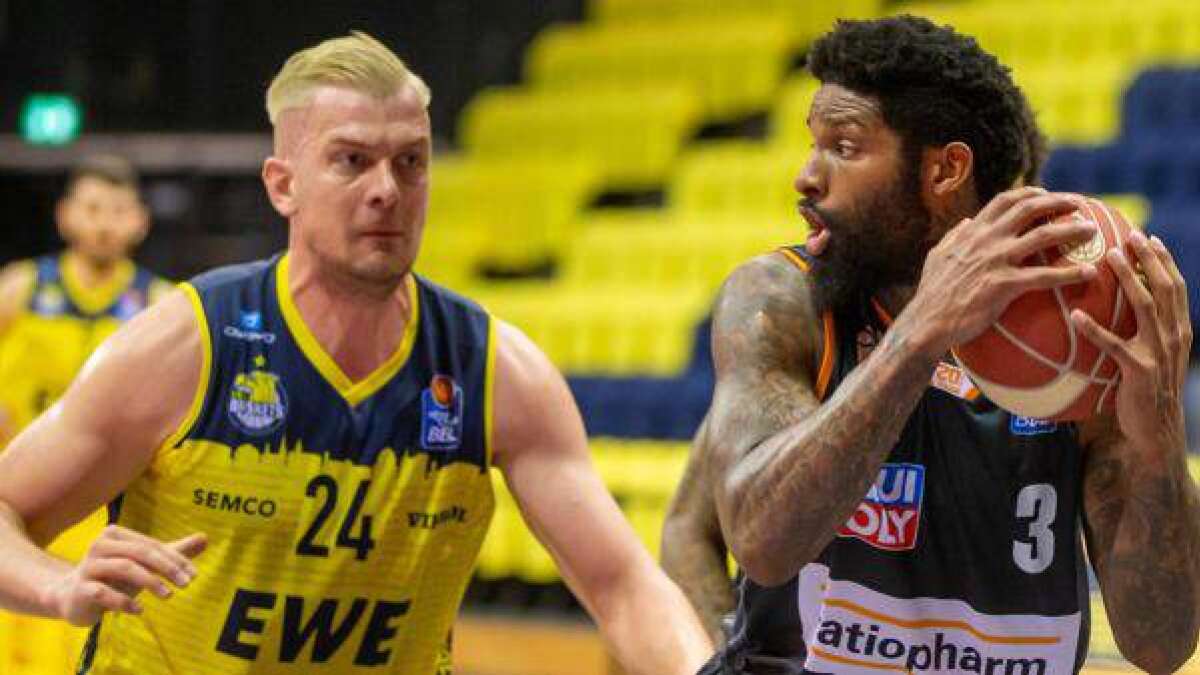 EWE Baskets Oldenburg holen Cameron Clark
